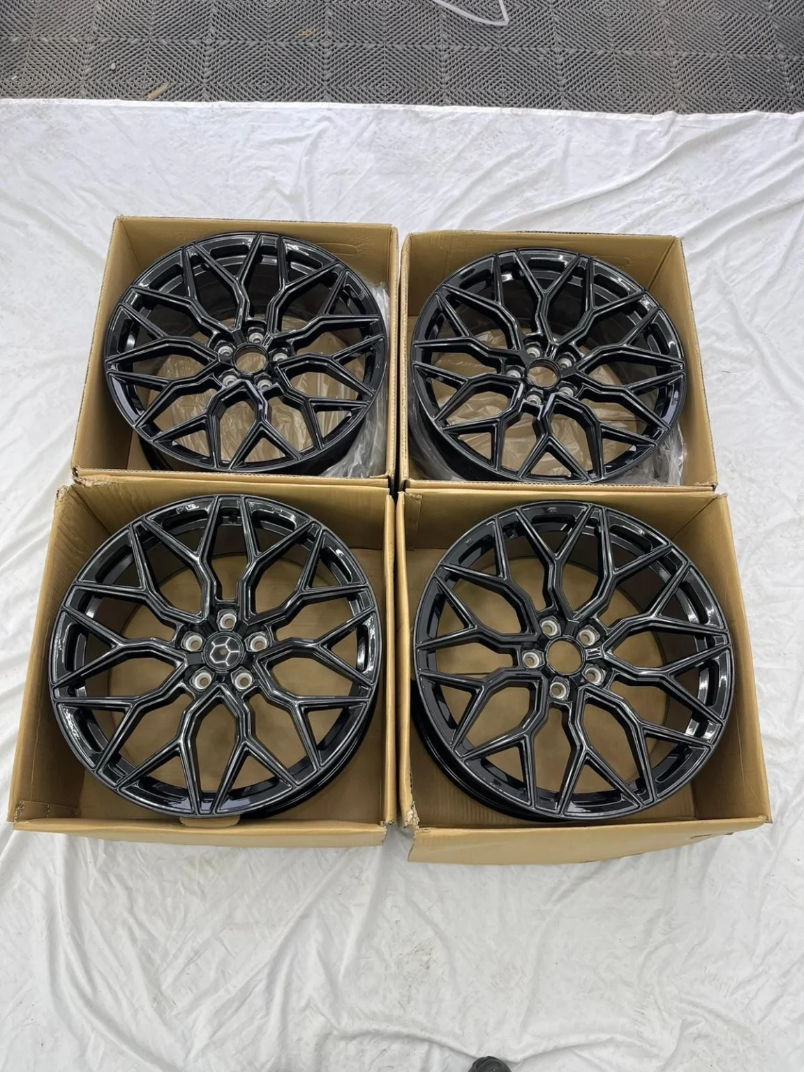 Set of four 19-inch Vossen-style alloy wheels in gloss black for BMW, Audi, Mercedes and VW
