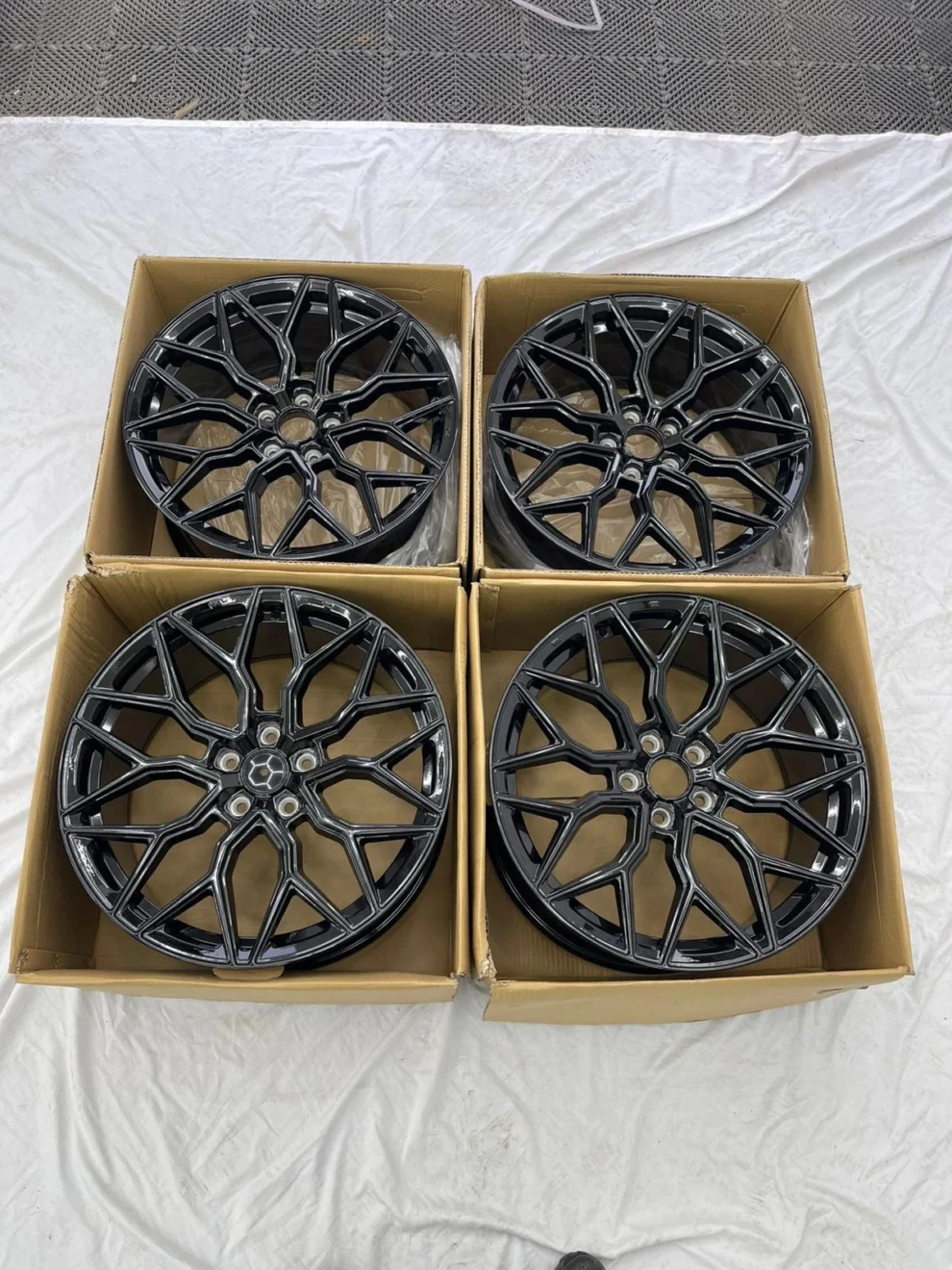 Set of four 19-inch Vossen-style alloy wheels in gloss black for BMW, Audi, Mercedes and VW